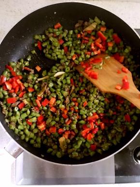 7.出锅前加入甜椒，翻炒片刻关火