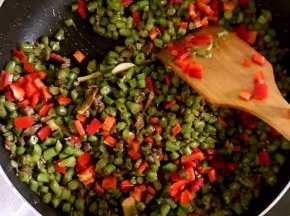 7.出锅前加入甜椒，翻炒片刻关火