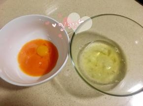 1、分离蛋黄蛋清至无油无水的盆中，蛋清放冰箱冷冻（或冷藏）备用，冷冻效果更好一些，翻板时不易消泡。