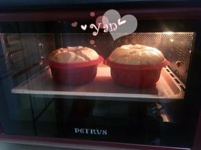 13、放入预热好的烤箱，150度烤35分钟。出炉倒扣晾凉后自行脱模。