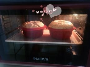 13、放入预热好的烤箱，150度烤35分钟。出炉倒扣晾凉后自行脱模。