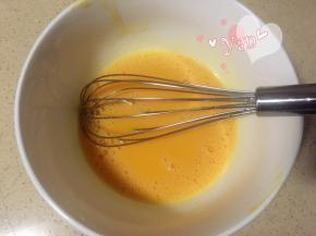 2、蛋黄打散，加入玉米油和牛奶搅打均匀。