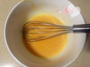 2、蛋黄打散，加入玉米油和牛奶搅打均匀。