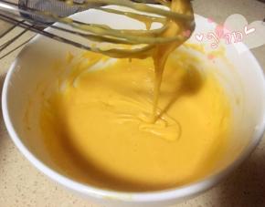 3、筛入低筋粉和糯米粉，搅拌至无颗粒。