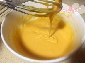 3、筛入低筋粉和糯米粉，搅拌至无颗粒。