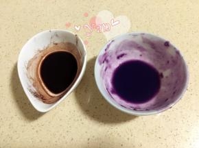 4、紫薯粉+热水搅匀，可可粉+热水搅匀。此时预热烤箱150度。