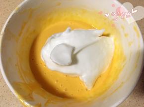 5、取出冷冻的蛋清，分三次加入糖打发至提起打蛋头呈直立的小小弯钩状态。