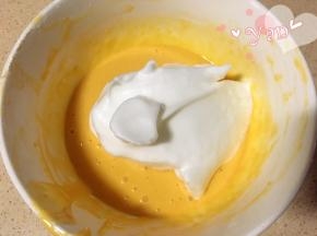 5、取出冷冻的蛋清，分三次加入糖打发至提起打蛋头呈直立的小小弯钩状态。