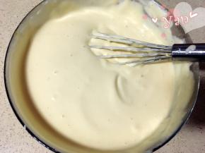 6、挖一大勺蛋白到蛋黄糊里翻拌均匀，再取1/3蛋白倒入蛋白里翻拌均匀；