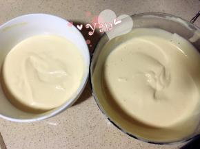 7、最后将剩余的蛋黄糊倒入蛋白盆中，翻拌均匀。