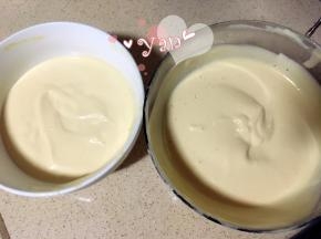 7、最后将剩余的蛋黄糊倒入蛋白盆中，翻拌均匀。