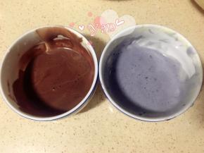 8、蛋糕糊分成2份。