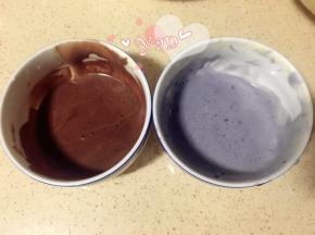 8、蛋糕糊分成2份。