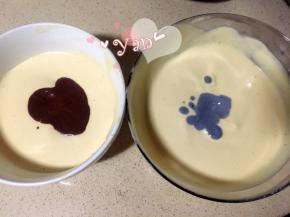 9、舀一勺蛋糕糊与紫薯糊拌匀，再舀一勺蛋糕糊与可可糊拌匀。