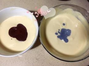 9、舀一勺蛋糕糊与紫薯糊拌匀，再舀一勺蛋糕糊与可可糊拌匀。