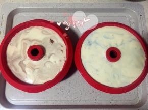 11、云石纹最重要的一步：用刮刀翻两下，烧烤用的竹签拿出来大范围交叉拌2-3次，再用竹签转个圈，不要超过3次。