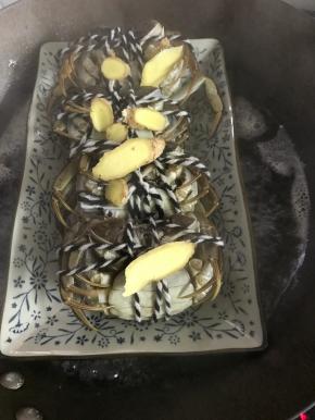 再在蟹身体上放几片老姜，大火煮20分钟左右，蟹体通红后即可。