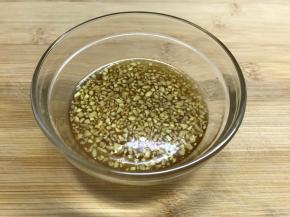 在蒸蟹的时候准备一份姜醋汁：老姜去掉外皮后切成末，加上适量白砂糖，调匀却可，也可根据各人口味加些调味酱油。