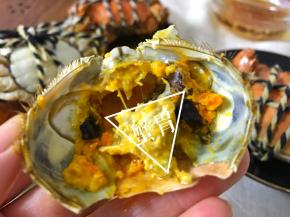 接下来把蟹背掰开，这布面蟹黄的地方有个三角形的东西，就是蟹的胃，蟹胃很脏，不能吃。