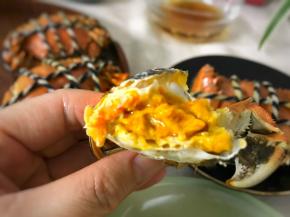 去掉蟹的这四样东西后，就可以大快朵颐了，满满的膏黄，吃上一口真的太让人满足了。