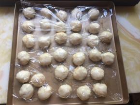 油皮称取18g的等份，搓成球形后盖上保鲜膜