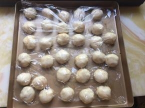 油皮称取18g的等份，搓成球形后盖上保鲜膜