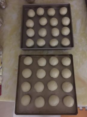 收紧封口即可，然后放入烤盘中盖上保鲜膜静置20分钟