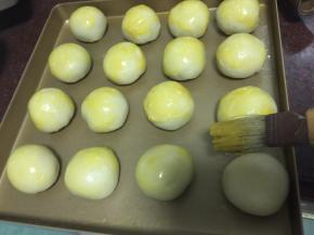 再利用毛刷从表面刷上刷一层蛋黄液