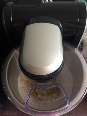 按搅拌键让其搅拌均匀