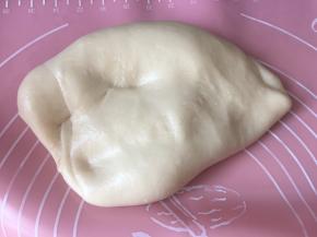 取出搅拌好的油皮，稍微揉一揉