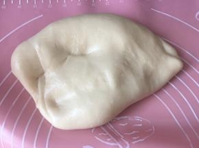 取出搅拌好的油皮，稍微揉一揉