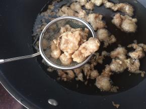 然后将熬制好的猪油渣捞出