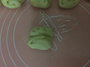 取静置好的油酥皮，中间用手指按压一下，然后用手将两端往中间压