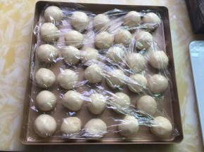 包好的油酥皮也要盖上保鲜膜，静置20分钟