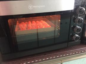 放入预热好的烤箱中层150摄氏度烤8分钟