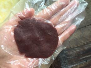 然后将红豆沙按扁，中间厚边缘薄