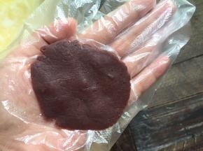 然后将红豆沙按扁，中间厚边缘薄