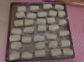 同样将卷好的油酥皮放入烤盘里盖上保鲜膜静置20分钟