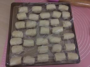 同样将卷好的油酥皮放入烤盘里盖上保鲜膜静置20分钟