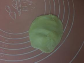 然后用擀面杖轻轻擀成中间厚边缘薄的面皮