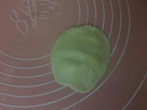 然后用擀面杖轻轻擀成中间厚边缘薄的面皮