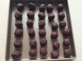 红豆沙称取20g大小的等份，搓成球形