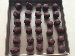 红豆沙称取20g大小的等份，搓成球形