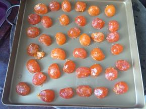 再将蘸白酒的咸蛋黄放入烤盘中