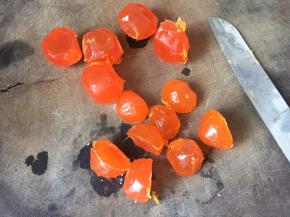 咸蛋黄切成两半，我买的是超大颗的咸蛋黄，如果买小号的这一步可以省略