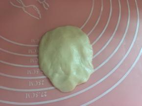 取油皮一个按扁，然后用擀面杖边缘擀薄