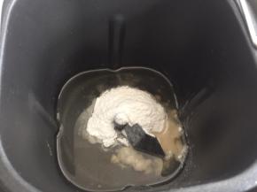 面包机里放入猪油、糖粉搅拌均匀