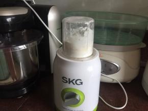 将白砂糖放入料理机中搅打成糖粉