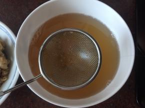 并且通过网筛将猪油倒入碗中备用