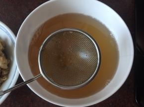 并且通过网筛将猪油倒入碗中备用